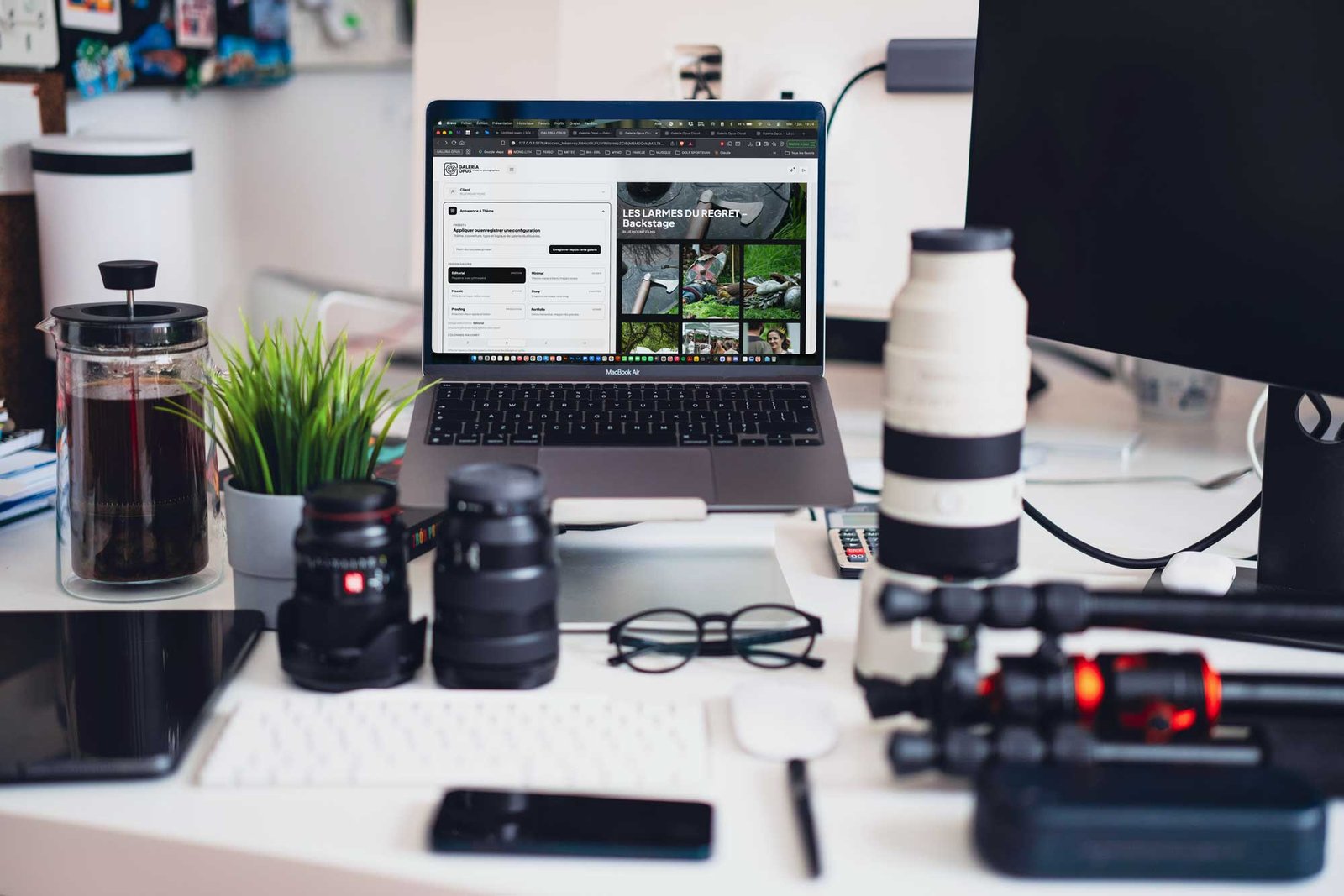 Photographe devant une galerie client ouverte sur son écran