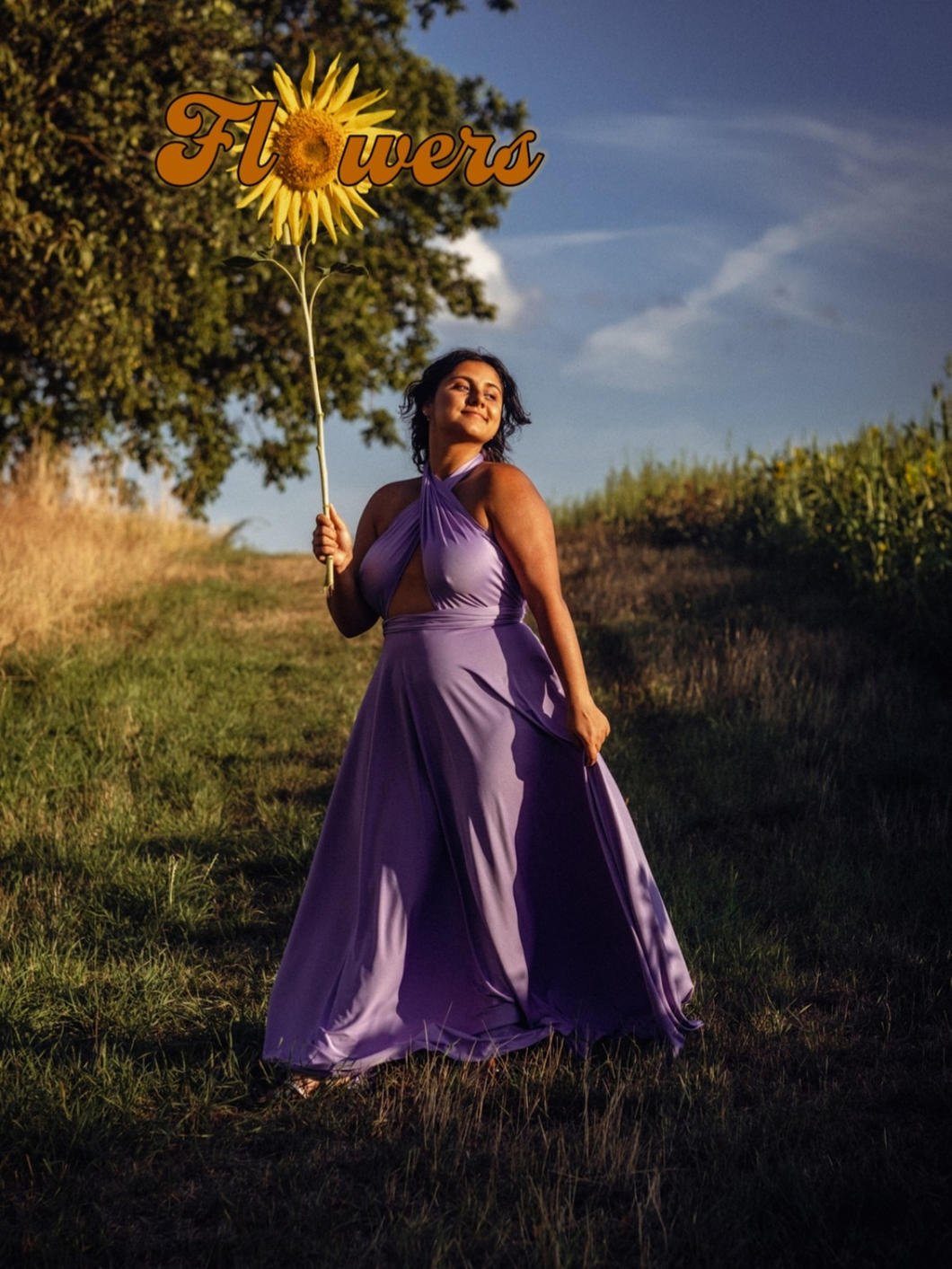 Photographie d’une femme en robe violette tenant un tournesol, par Régis Theisgen